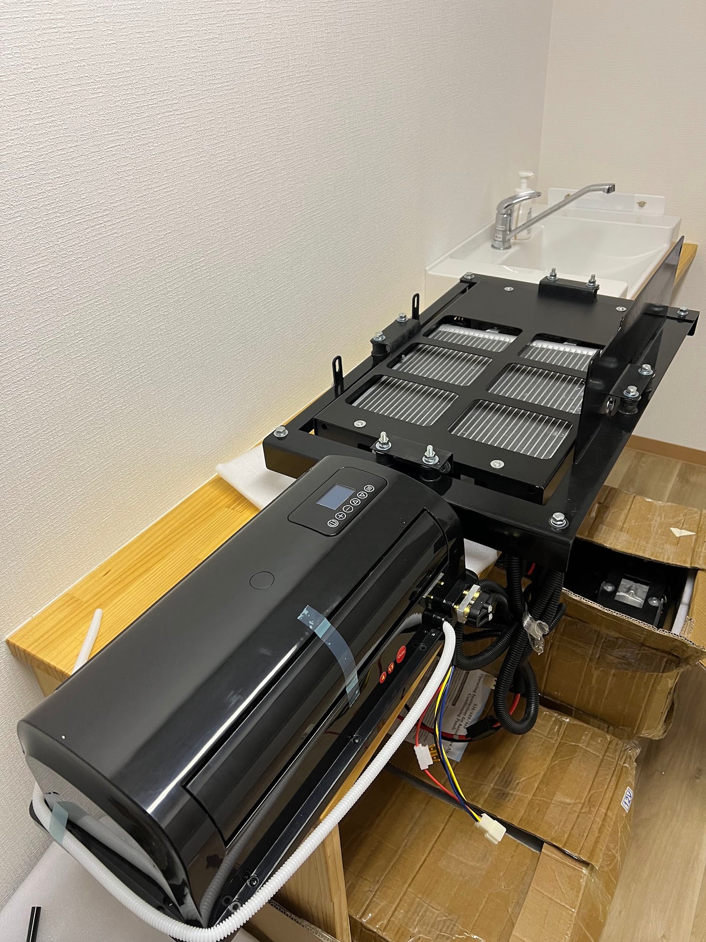 《予約》ハイエース専用12vクーラー＆室外機取付ブラケットセット（6月中旬以降順次発送予定）残り2台